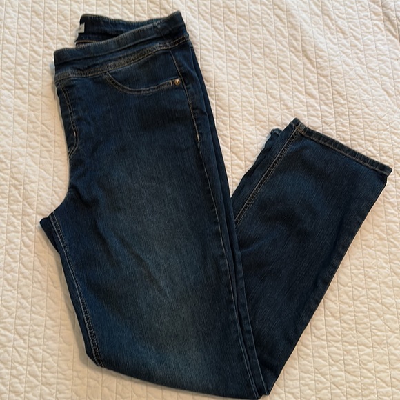 Women’s size 14 pull on jeans. Cotton/poly/viscose/spandex blend. Dark denim. - Picture 8 of 10